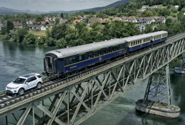 Spektakuläre Testfahrt über historische Rheinbrücke in der Schweiz